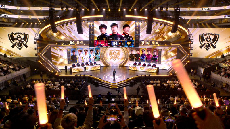 英雄联盟S14全球总决赛比赛现场，巨大的舞台和观众